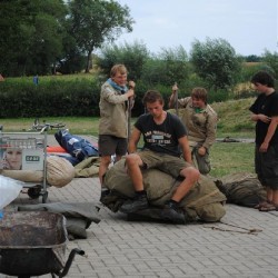 Uitladen Materiaal  33 - Scouts en Gidsen Zaventem 